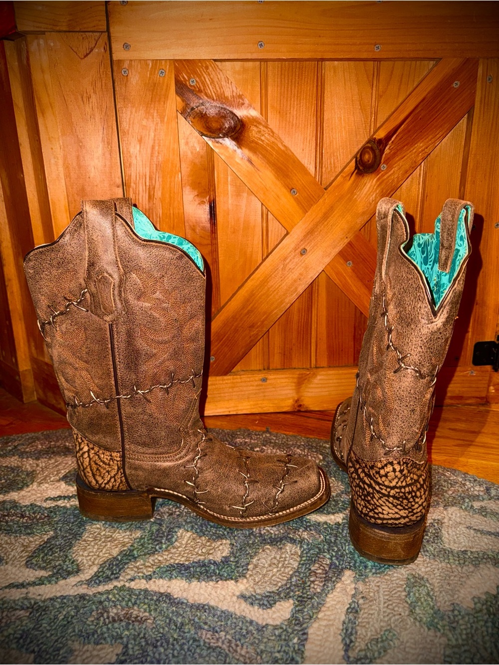 Corral Women’s Brown Barbed Wire Cowboy Boots with Turquoise Lining - Picture 3 of 10